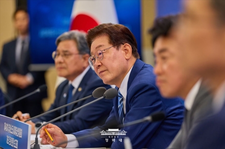 이재명 대통령 부부, 삼청동 사전투표 참여…민주주의는 국민 참여로 완성