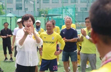 전현희, 성동마을 명랑운동회·70대 어르신 축구회 찾아 주민들과 소통