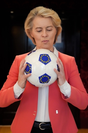 폰데어라이엔 EU 집행위원장, "누가 이기든 강력한 유럽 팀이 결승행"... 축구공으로 결속 과시