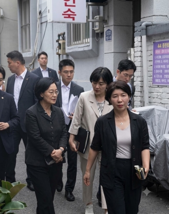 한성숙 국무총리, 서울역 쪽방촌 방문… "폭염은 생명 직결된 중대 위험"