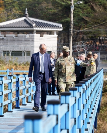 독일 메르츠 총리, DMZ 방문해 “독일은 한국 곁에 있다”…한반도 자유통일 기원